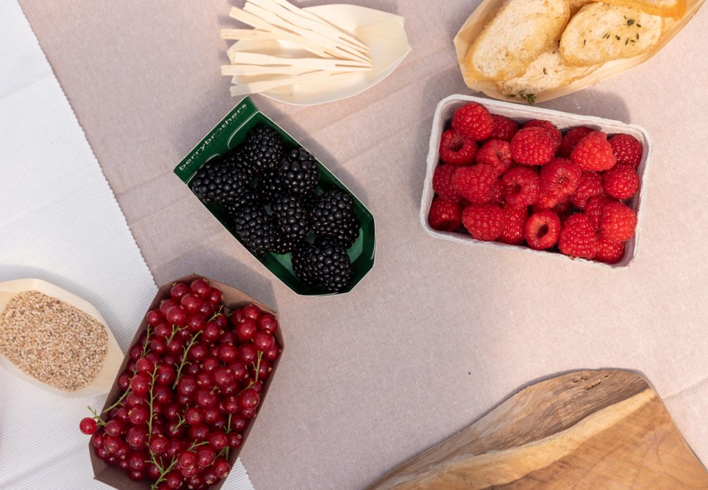 Verschillende soorten zacht fruit op tafel