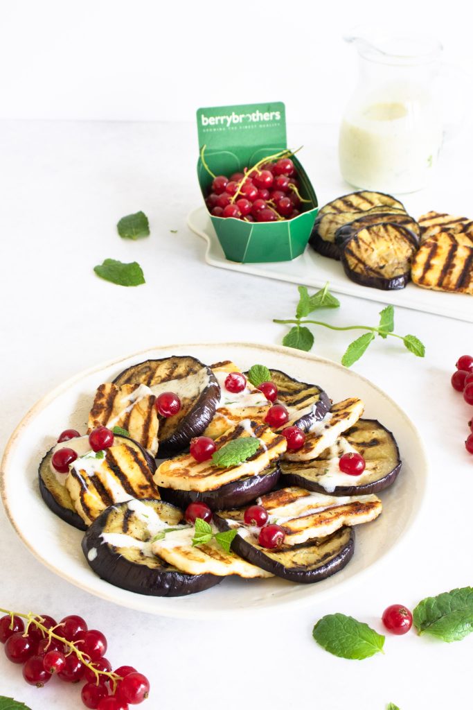 Gegrilde aubergine met rode bes