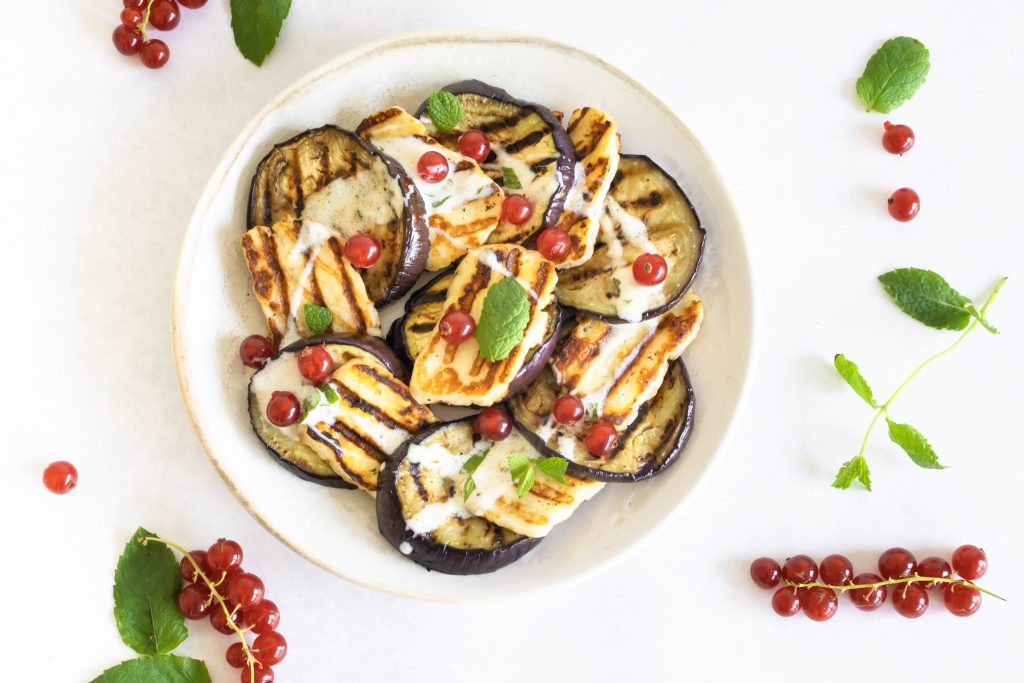 Gegrilde aubergine met rode bes