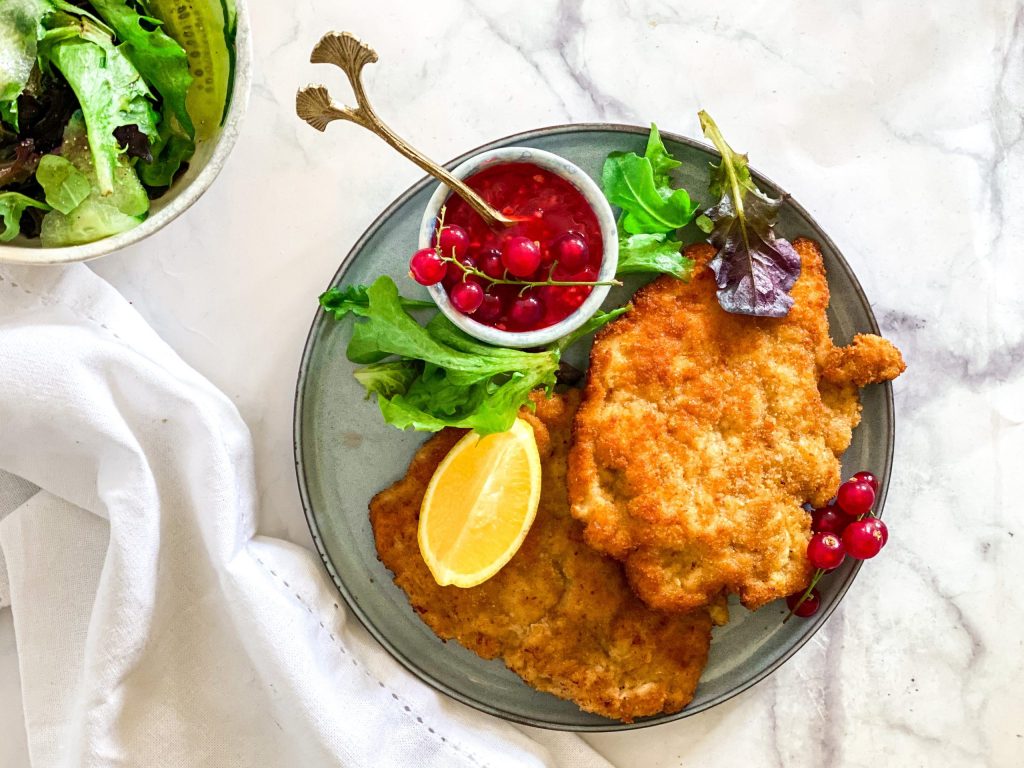 Vega schnitzel met rode bessen saus