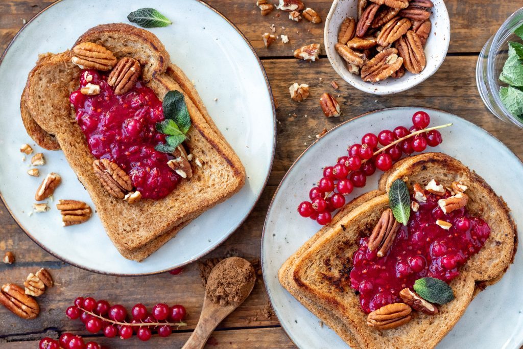 wentelteefjes met rode bessensaus